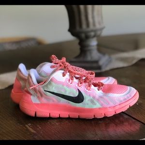 Nike Girls Flex Run size 2